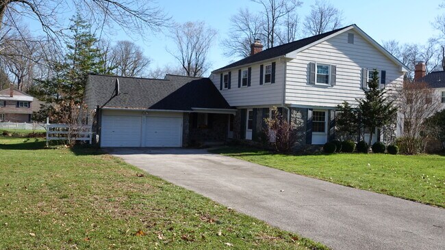 Photo - 593 Watford Ln House