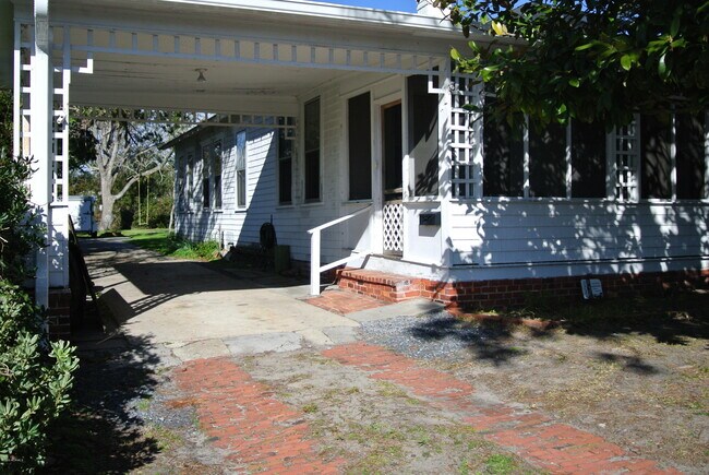 Building Photo - 211 Pollock St
