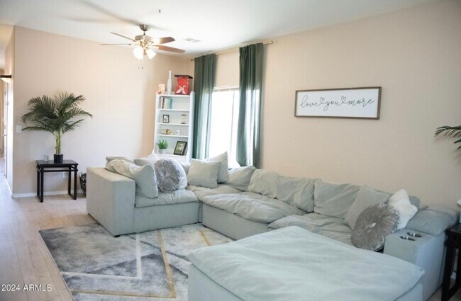 Habitación delantera justo al lado de la puerta principal. - 66 E Saddle Way