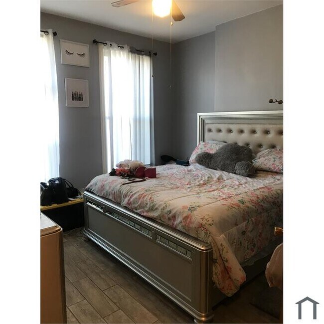 Foto del edificio - 4733 S Indiana Ave