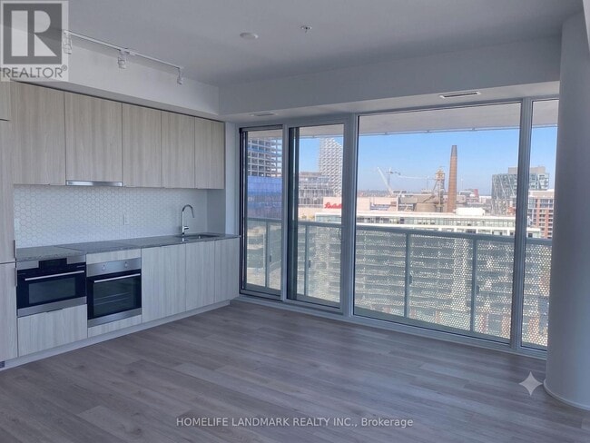 Building Photo - 15 Queens Quay E