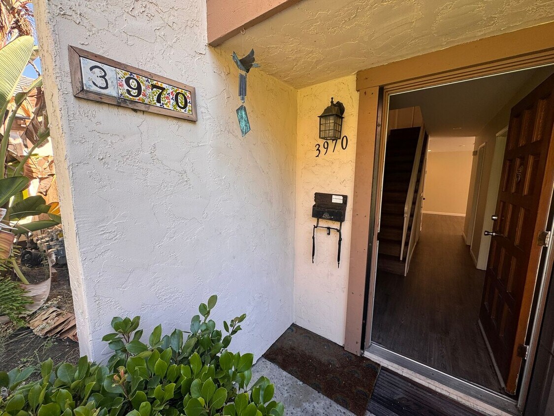 Foto principal - Spacious 4-Bedroom 2.5-Bathroom Townhome i...