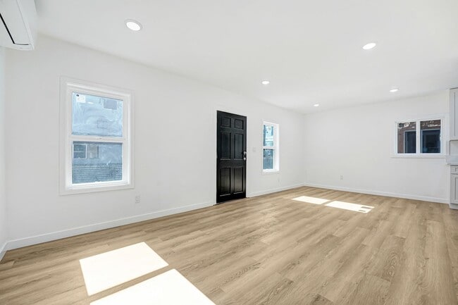 Building Photo - Newly Remodeled 1 Bedroom / 1 Bath Bungalow-style in the Heart of Hollywood!