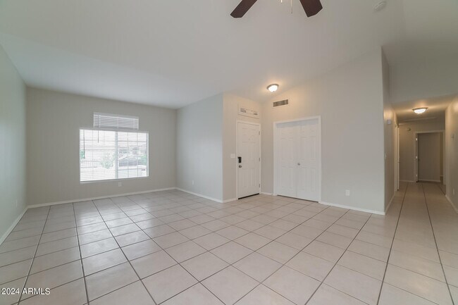 Foto del edificio - 8505 W Windsor Ave