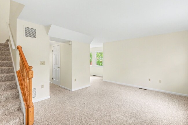 Building Photo - Two bedroom, one and a half bathroom end townhome in Harrisburg