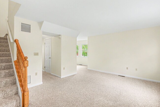 Foto del edificio - Two bedroom, one and a half bathroom end townhome in Harrisburg