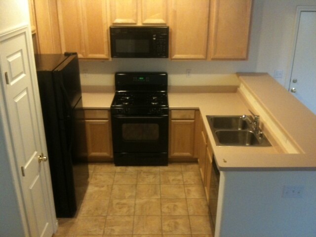 Foto del edificio - GREAT TOWNHOME LOCATED IN GATED COMMUNITY!!