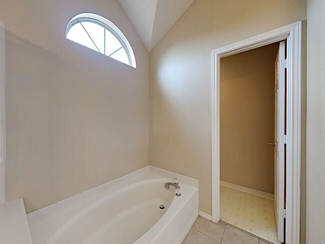 Foto del edificio - *1 Month Free Rent w/ 18month lease. Good ...