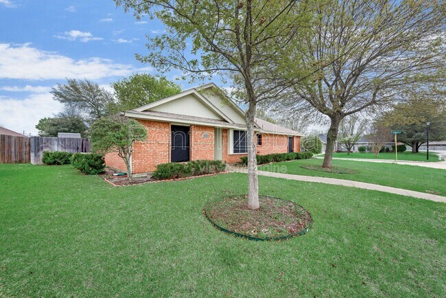 Building Photo - 828 Haverford Ln