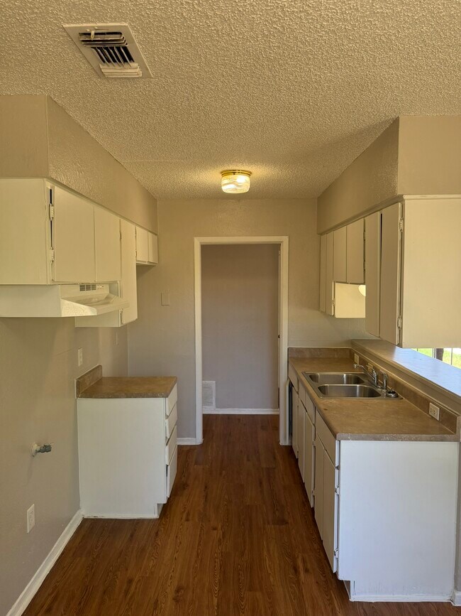 Foto del edificio - 4411 Jamestown Dr