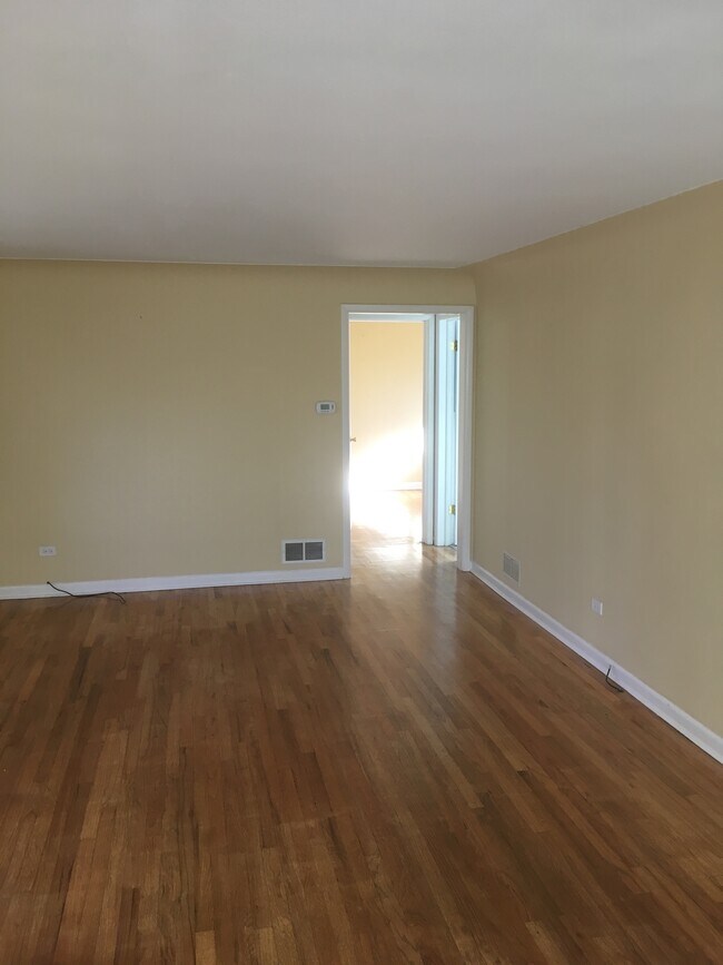 Living Room leading to bedrooms - 3530 Forest St
