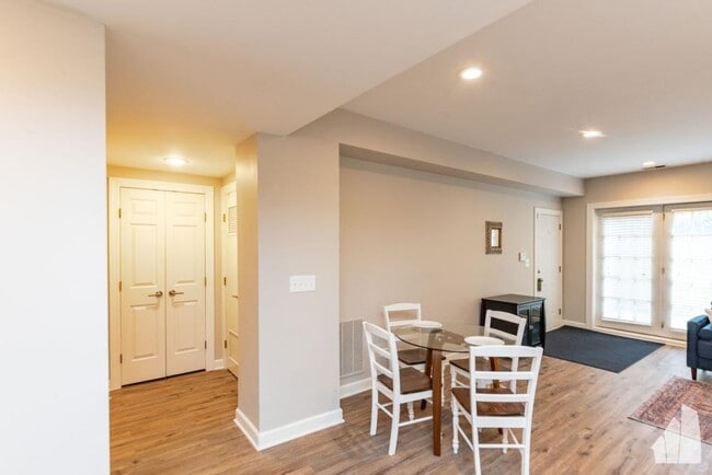 Building Photo - 2 bedroom in Chicago IL 60657
