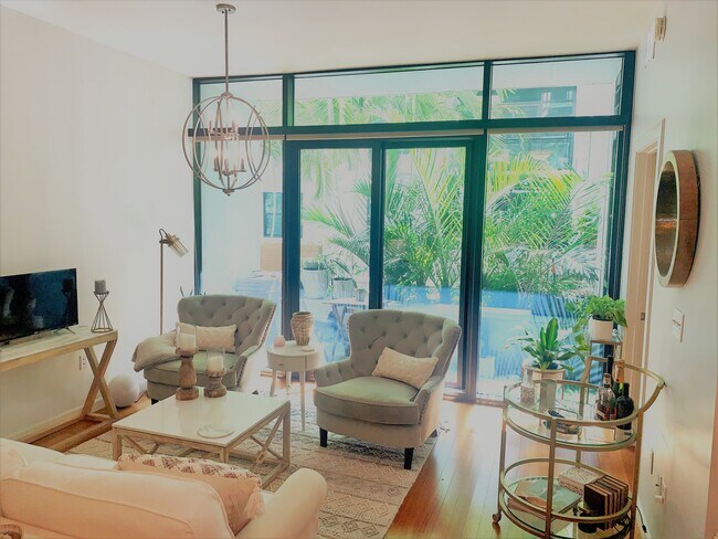 Espacio habitable amplio y luminoso, techos altos. - 400 4th Ave S