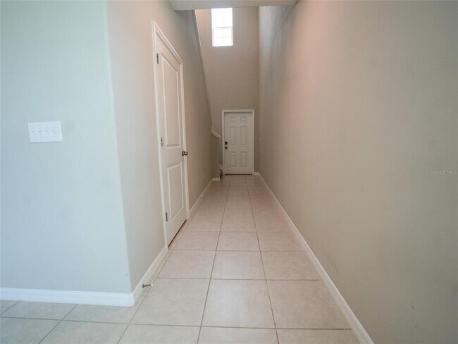 Building Photo - 402 Royal Empress Dr