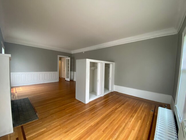 Building Photo - 1902 Original Parlor Studio Apt