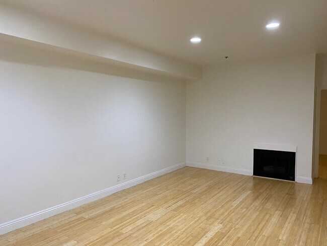 Building Photo - 525 S Berendo St