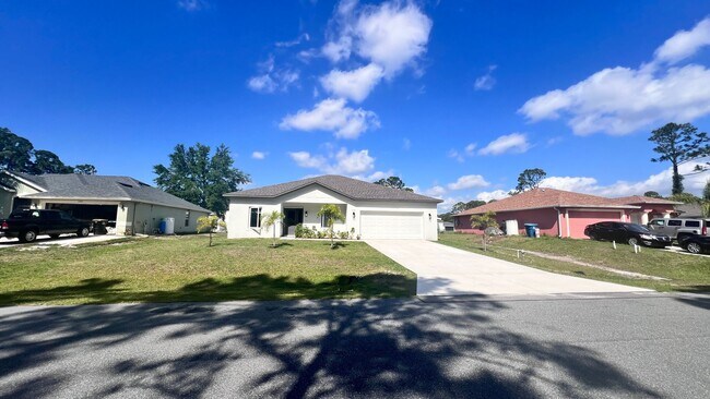 Foto del edificio - Beautiful & Modern 4 Bedroom Home in Palm ...