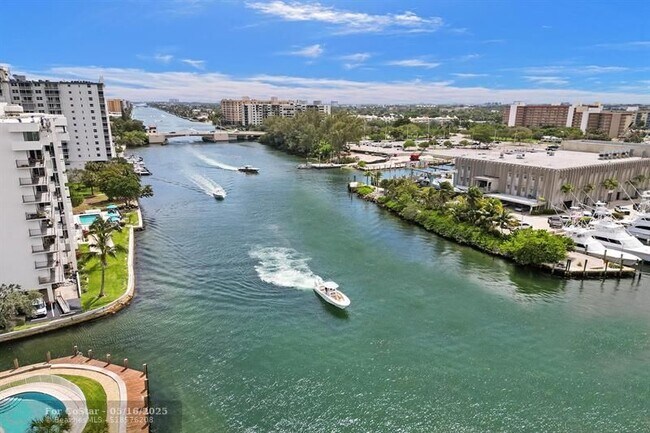 Foto del edificio - 1713 N Riverside Dr