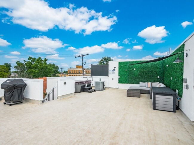 Building Photo - 1438 Indianola Ave