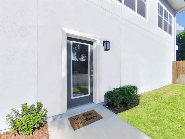 Foto del edificio - 8303 King Blossom Ct