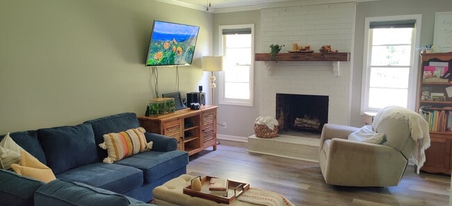 Entertainment/Fireplace - 102 Anna Ct