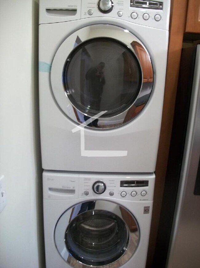 Foto del edificio - Brookline 6-bed/4-bath with laundry in unit