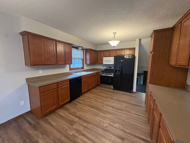 Foto del edificio - 4 bedroom in Liberty MO!! Brand New Flooring!