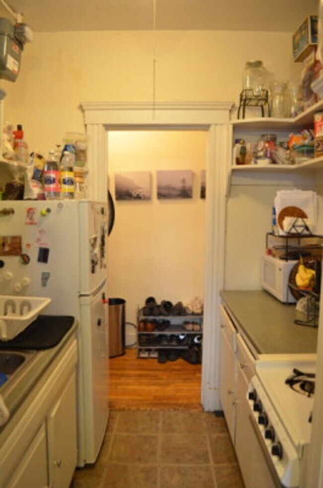 Foto del edificio - 1 Bedroom in Allston Village, Heat and hot water included