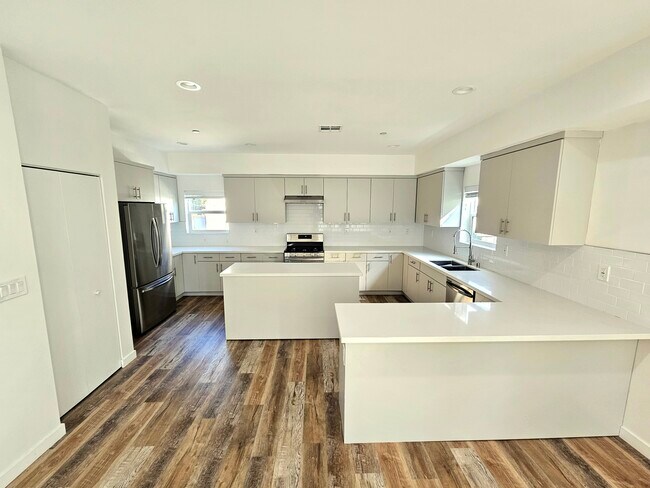 Building Photo - 700 Parkman Ave