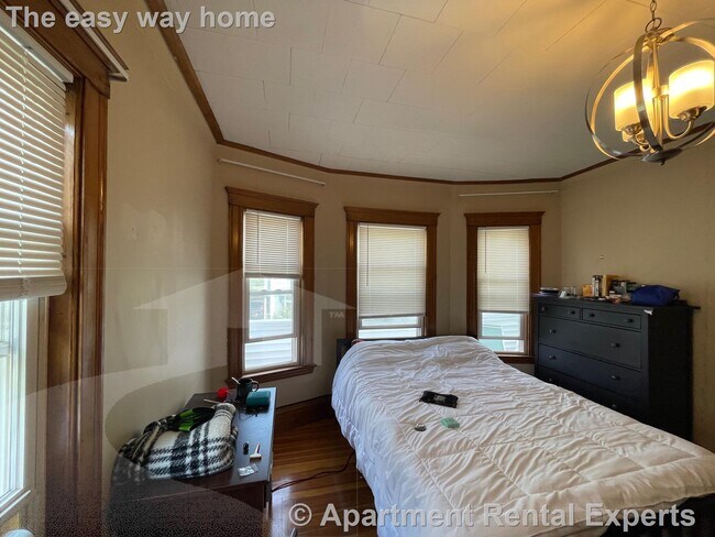 Building Photo - Somerville/Davis Square 2 Bedroom 1 Bath -...