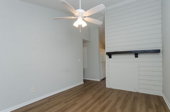 Building Photo - 818 Varsity Dr