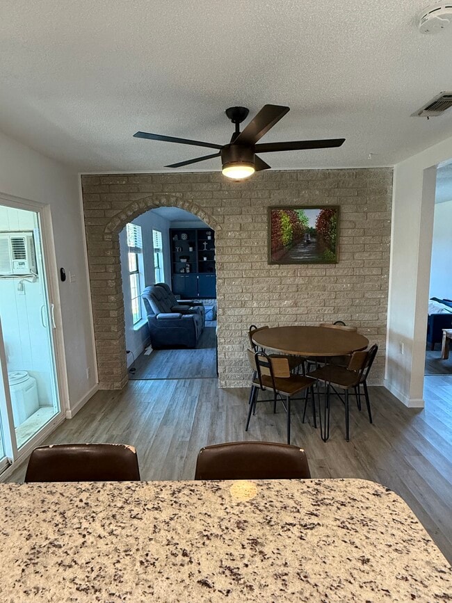 Foto del edificio - 3402 Azalea Dr