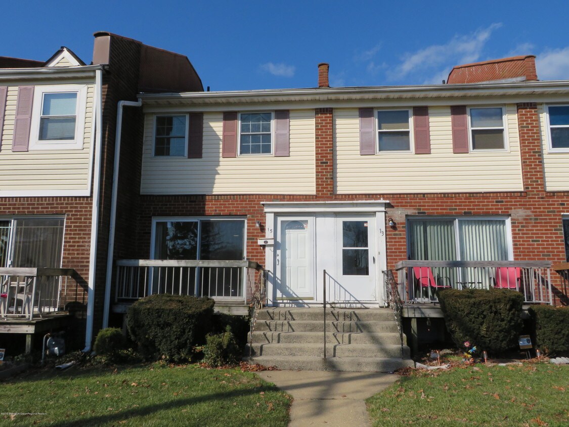 Primary Photo - 15 Primrose Ln