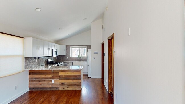 Foto del edificio - Stunning 2 Bedroom 2 Bath Home - Ideal Loc...