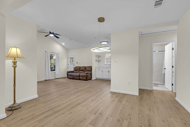 Foto del edificio - 332 Thomas Rd