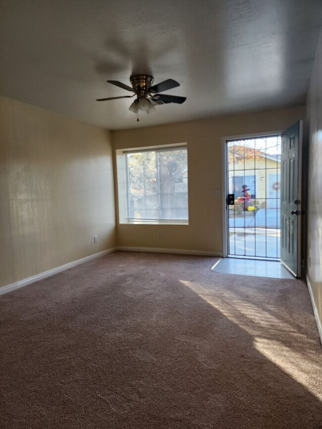 Foto del edificio - 722 Spring Meadow Ct