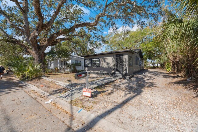 Building Photo - Cute 4bdrm/2bath house ** Section 8 Prefer...