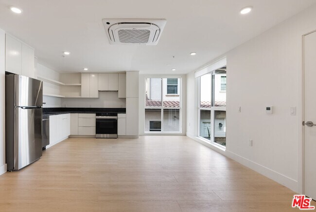 Foto del edificio - 8561 Belmont St