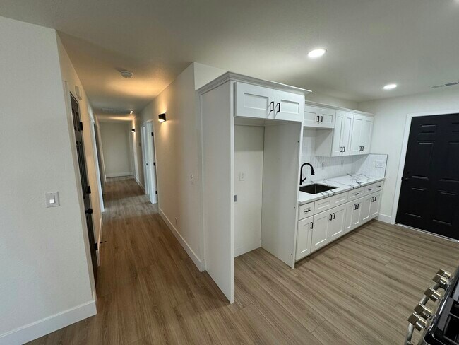 Foto del edificio - 2387 S Backer Ave