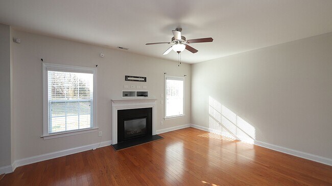 Foto del edificio - Spacious 5 Bedroom Home in Convenient Knig...