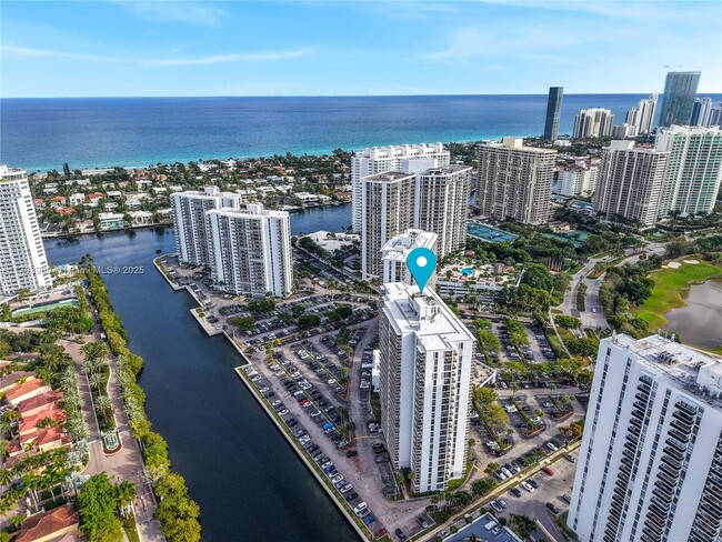 Foto del edificio - 3701 N Country Club Dr