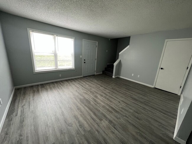 Building Photo - Beautifully Remodeled 2/1 apartment in Par...