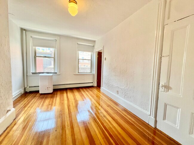 Building Photo - 9 Thacher Ct