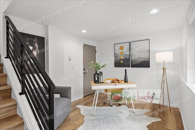 Building Photo - Like-New 2-Bedroom Townhome in Seattle w/R...