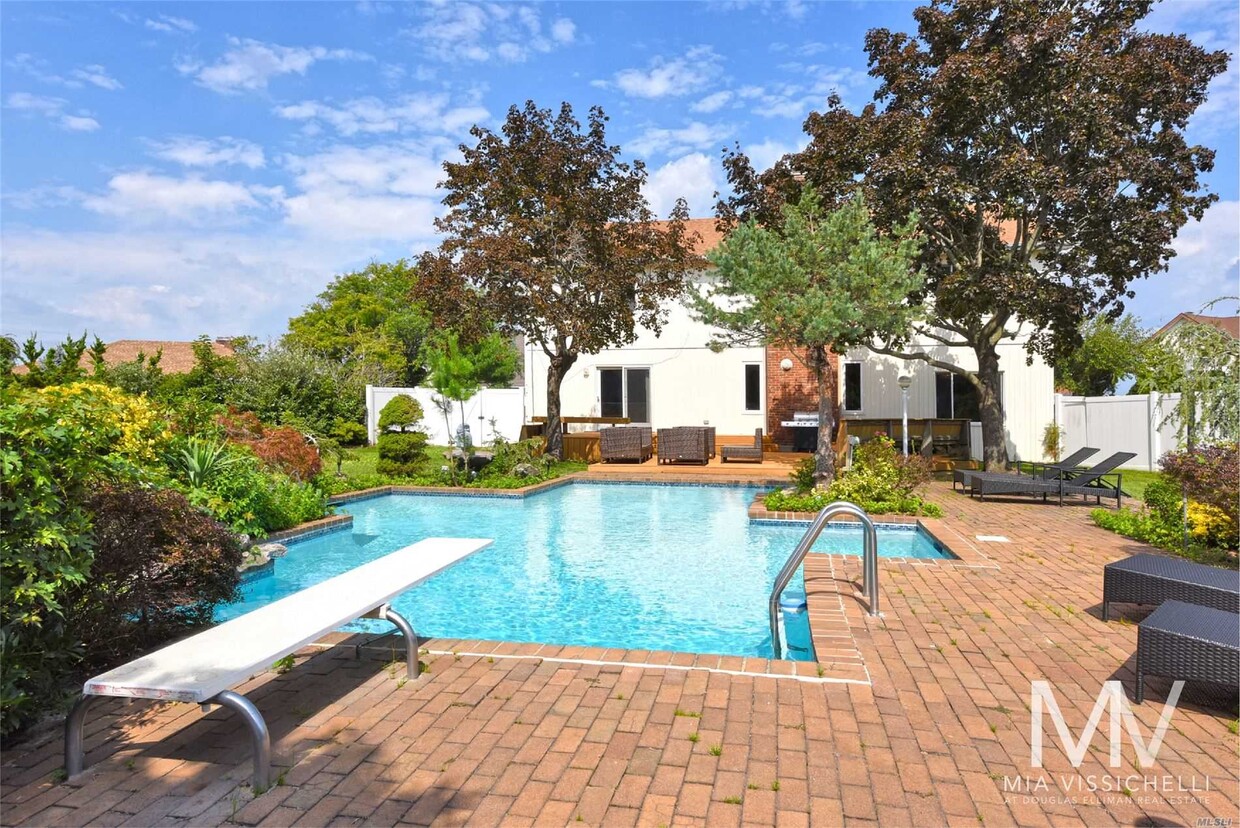 Primary Photo - 22 Oak Point Dr W