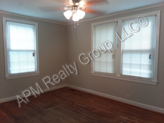 Foto del edificio - Updated Rosewood home!