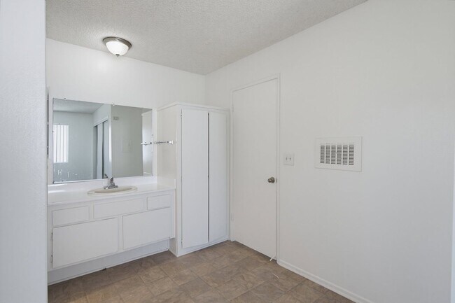 Foto del edificio - 6907 Whitsett Ave