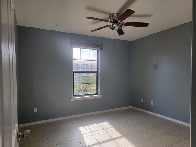 Building Photo - 3019 Napoleon St