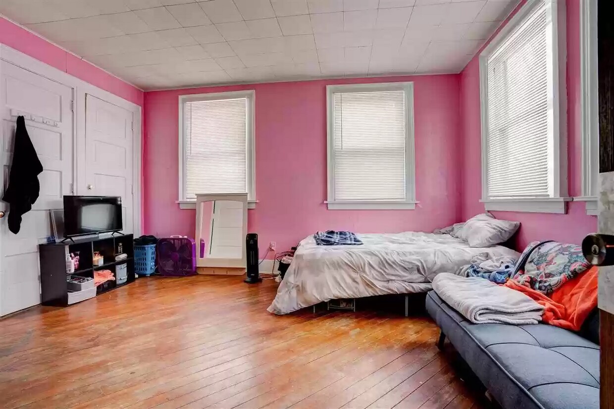 Primary Photo - 831 E College St