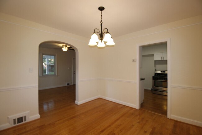 Building Photo - Single in Takoma